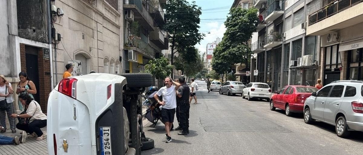 Un auto volcó tras chocar con otro en Italia y Córdoba | Rosario y la región