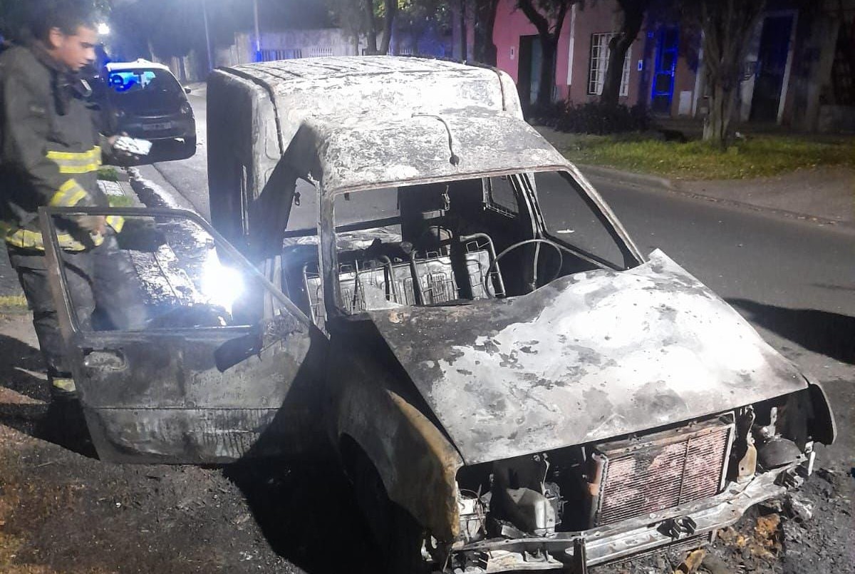 Un incendio destruyó una camioneta en barrio Belgrano: no se registraron heridos | Rosario y la región