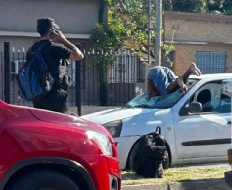 Un ciclista de 14 años quedó incrustado en el parabrisas tras ser embestido por un auto | Rosario y la región