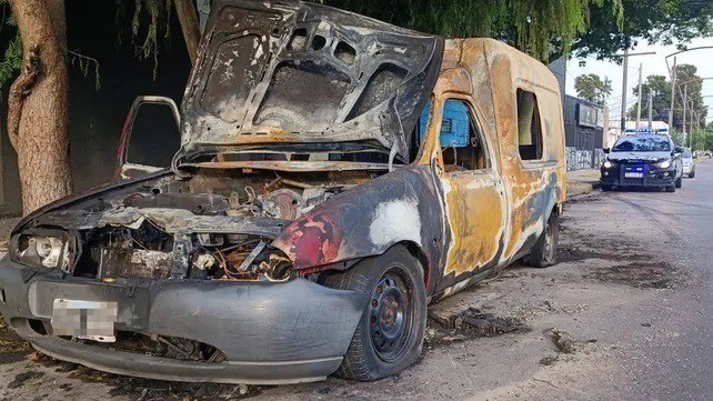 Un ciclista incendió un vehículo utiliario en zona norte | Rosario y la región