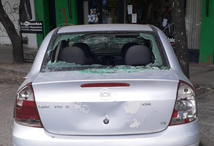 Renunció a su trabajo y destrozó su propio auto a palazos | Rosario y la región