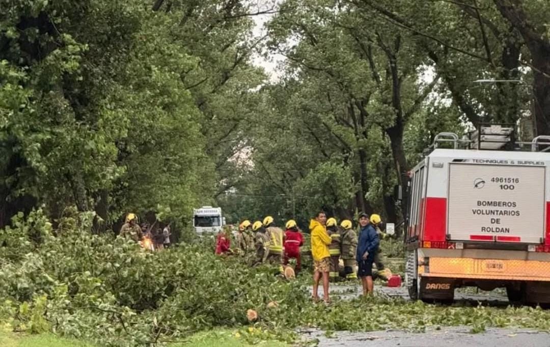 Roldán azotada por ráfagas de viento: daños severos en viviendas y espacios públicos | Rosario y la región