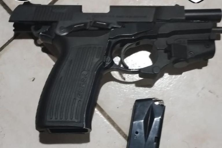 Amenazó a sus vecinos con una pistola en medio de una discusión y terminó detenido | Rosario y la región