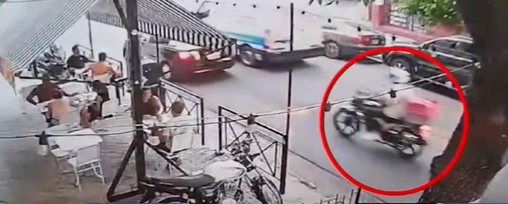 Robo violento: un cadete golpeó a una mujer para robarle el celular | Rosario y la región