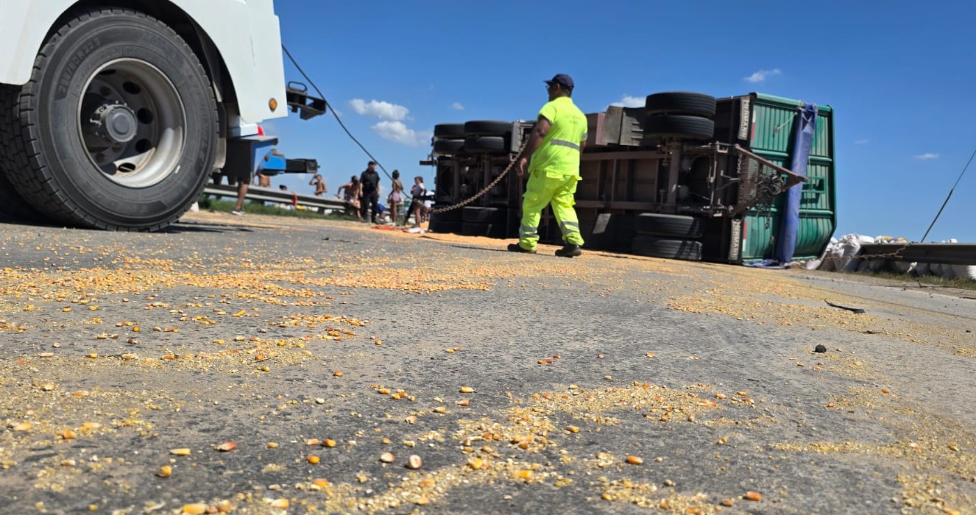 Volcó un camión con maíz en la autopista y saquearon la carga | Rosario y la región