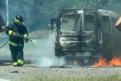 Video: ardió en llamas un auto: las ocupantes bajaron de milagro | Rosario y la región
