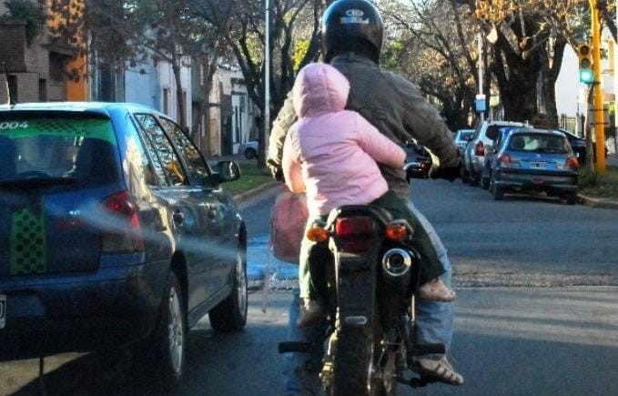 Proponen sanciones severas para motociclistas que transporten menores | Rosario y la región
