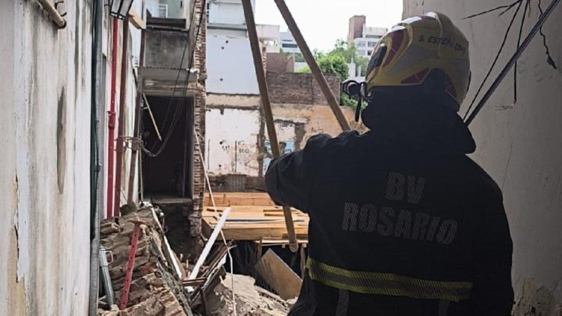 Derrumbe de una obra en construcción por la tormenta: evacúan a cinco personas | Rosario y la región