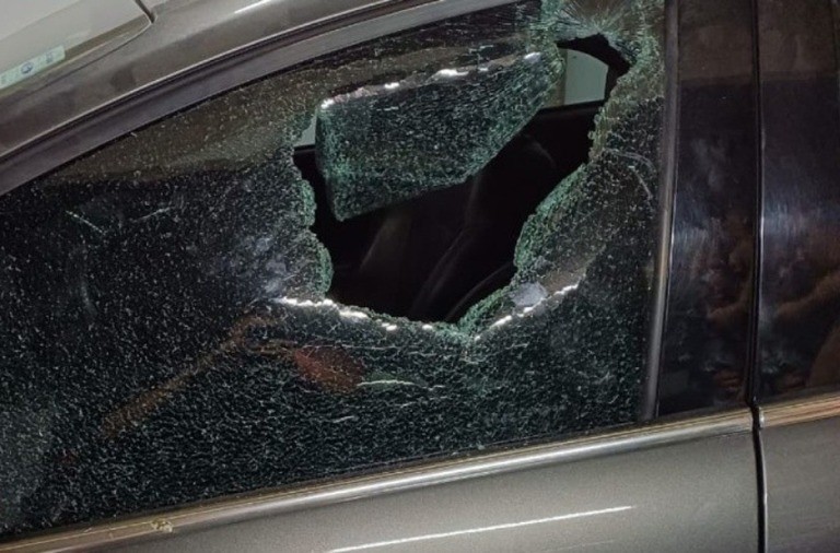 Una nena quedó encerrada en un auto y tuvieron que rescatarla | Rosario y la región