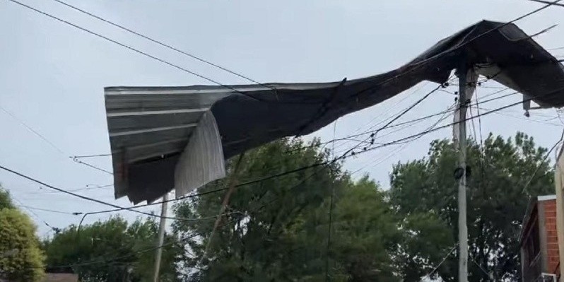 Un techo de chapa voló y quedó suspendido sobre cables desde la tormenta pasada | Rosario y la región