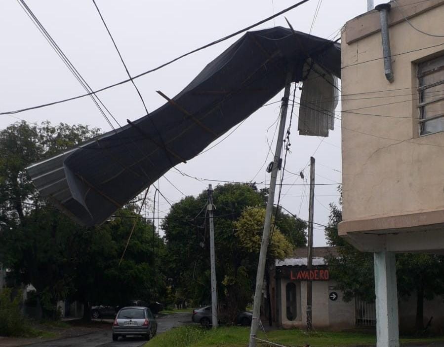 Peligro latente: se voló un techo de chapa y cuelga de cables hace una semana | Rosario y la región