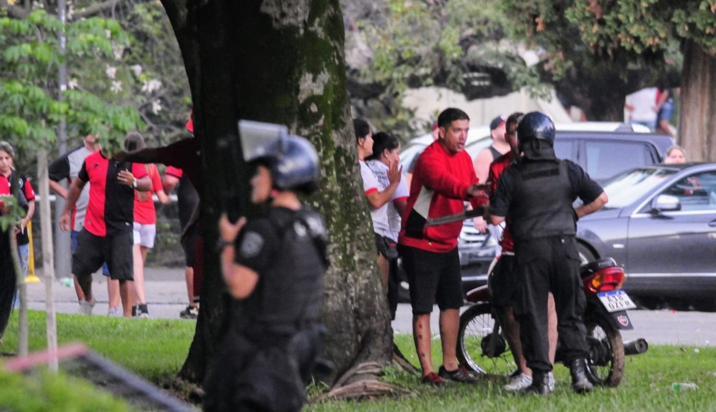 Incidentes en el Coloso: ocho personas demoradas y cuatro policías heridos | Rosario y la región
