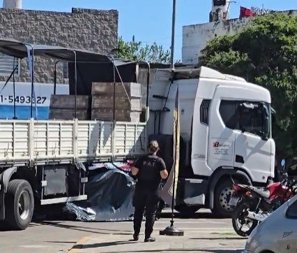 Un camión impactó contra una joven mientras manejaba su bicicleta y perdióla vida | Rosario y la región