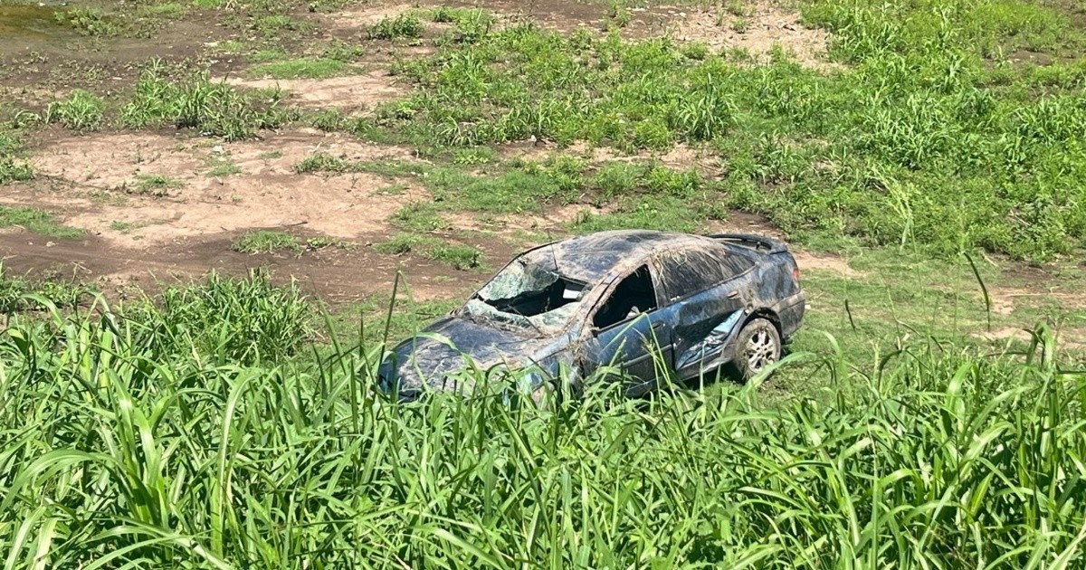 Encontraron un auto abandonado y chocado a la vera de la autopista Rosario-Santa Fe | Rosario y la región