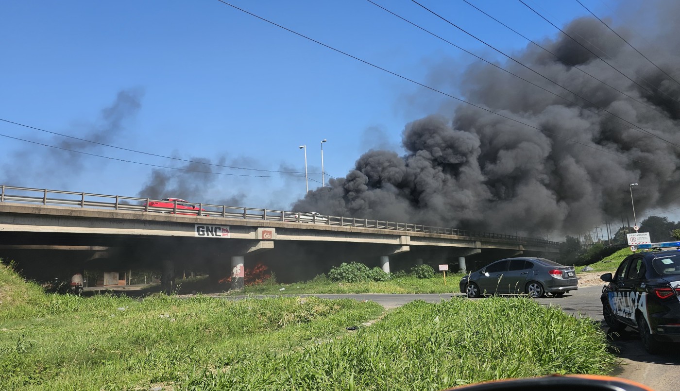 Se produjo un incendio en la zona de av.del Rosario al 600 debajo de un puente | Rosario y la región