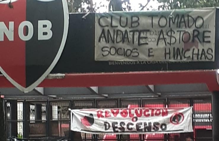 Crisis en Newell’s: continúa la “toma” del club en reclamo por la renuncia de Astore | Rosario y la región