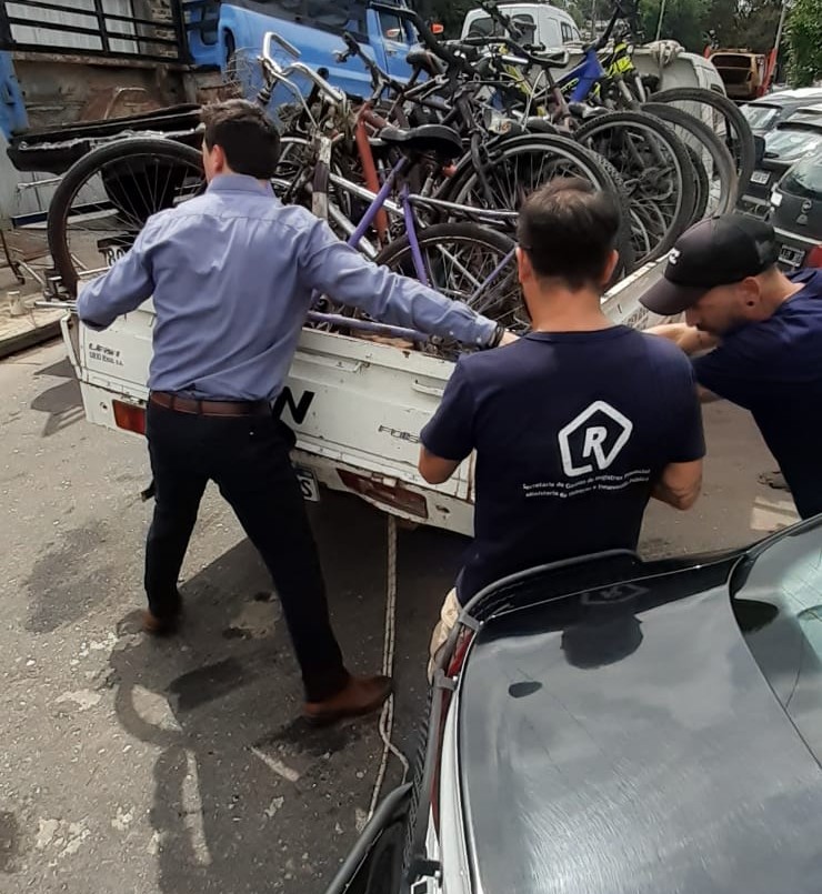 Plan de ordenamiento: retiran vehículos abandonados de cuatro comisarías de Rosario | Rosario y la región