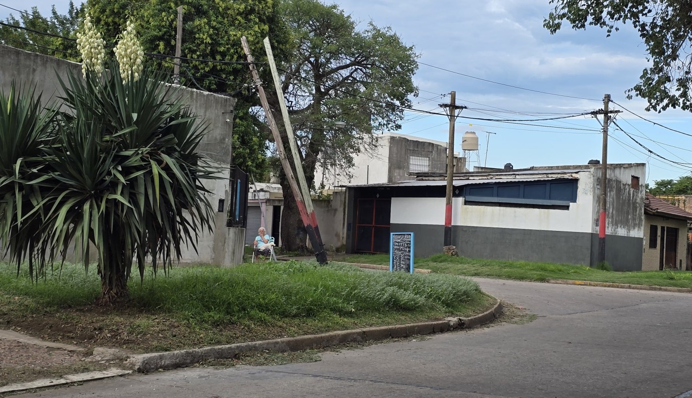 Dos postes de luz a punto de caerse en barrio Saladillo | Rosario y la región