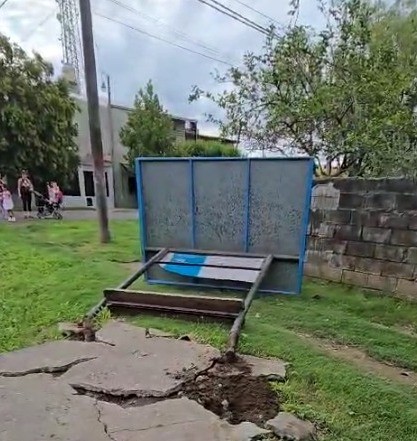 Un auto terminó impactando contra una garita de colectivo | Rosario y la región