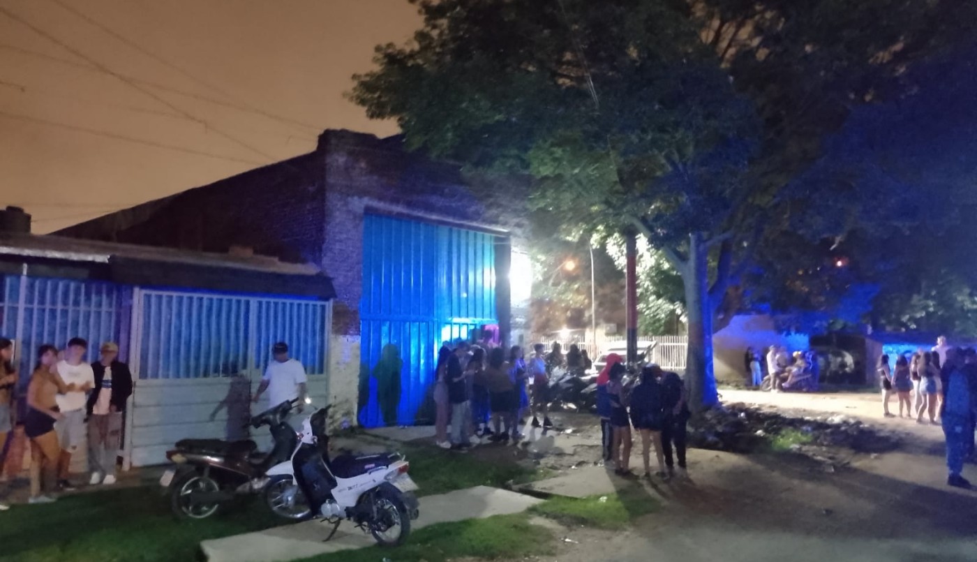 Fiestas clandestinas y caos en zona sur: desalojan a cientos de personas | Rosario y la región