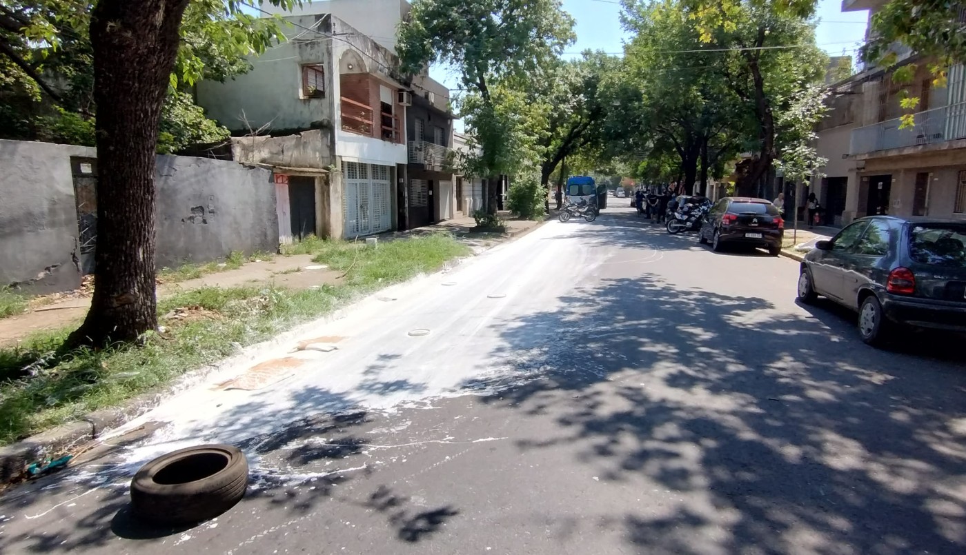 Derrame de pintura y siniestro vial: una joven patinó y cayó en el asfalto | Rosario y la región