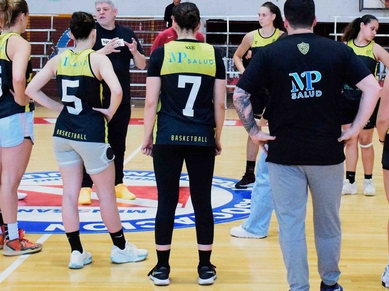 Multaron al equipo de básquet femenino que denunció que sus jugadoras fueron grabadas en las duchas de un club de Rosario | Rosario y la región