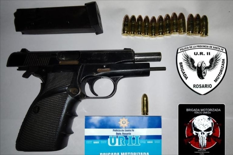 Detuvieron a un hombre con dos pistolas y recuperaron una moto robada | Rosario y la región