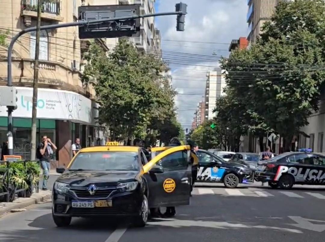 Un taxista atropelló a dos peatones: uno quedó atrapado debajo del vehículo | Rosario y la región