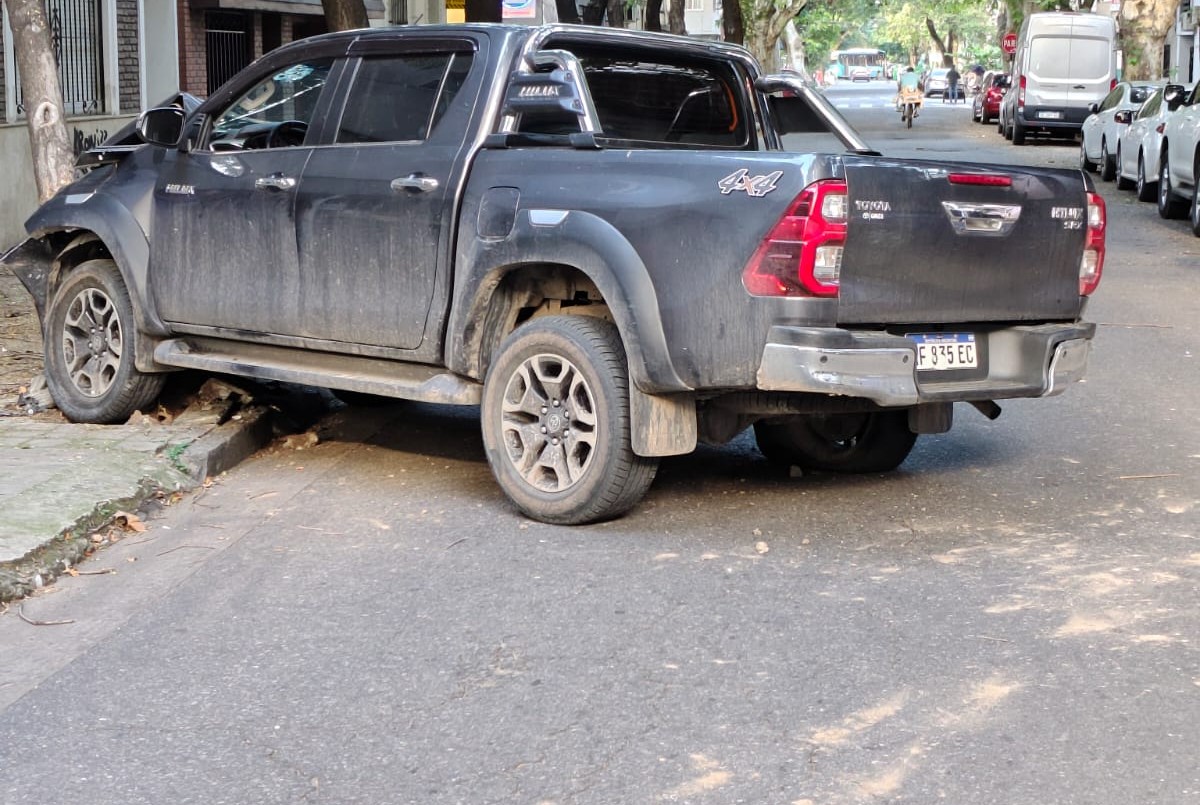 Se explotó una llanta de su camioneta y chocó contra un árbol | Rosario y la región