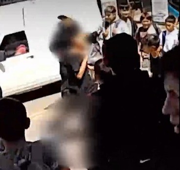 A las piñas en la puerta de la escuela | Rosario y la región