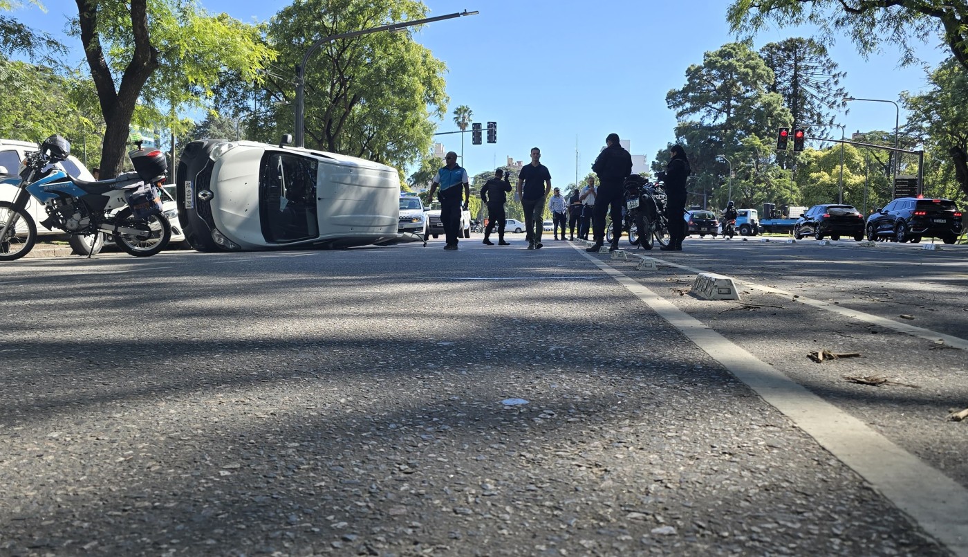 Volcó una camioneta y provocó un choque en cadena | Rosario y la región