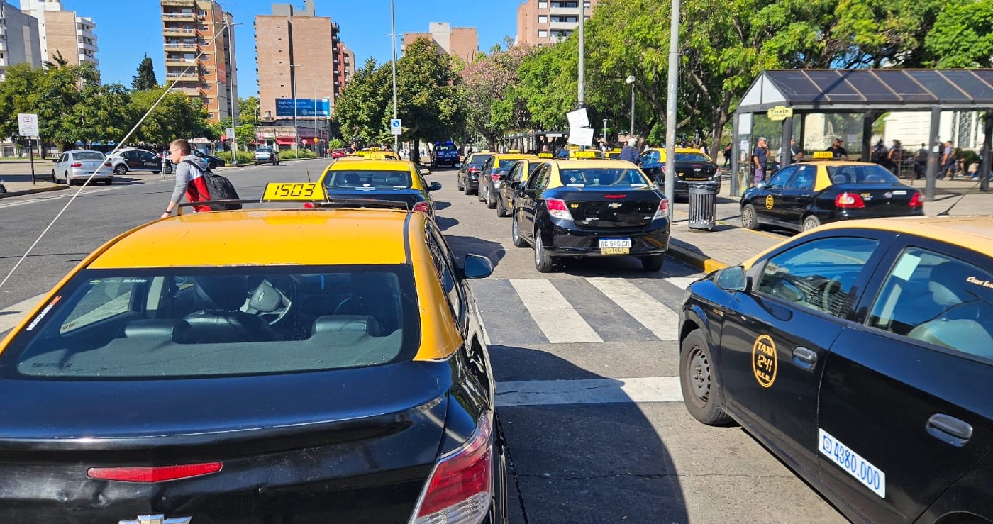 Taxistas se movilizaron contra las plataformas ilegales de viajes | Rosario y la región