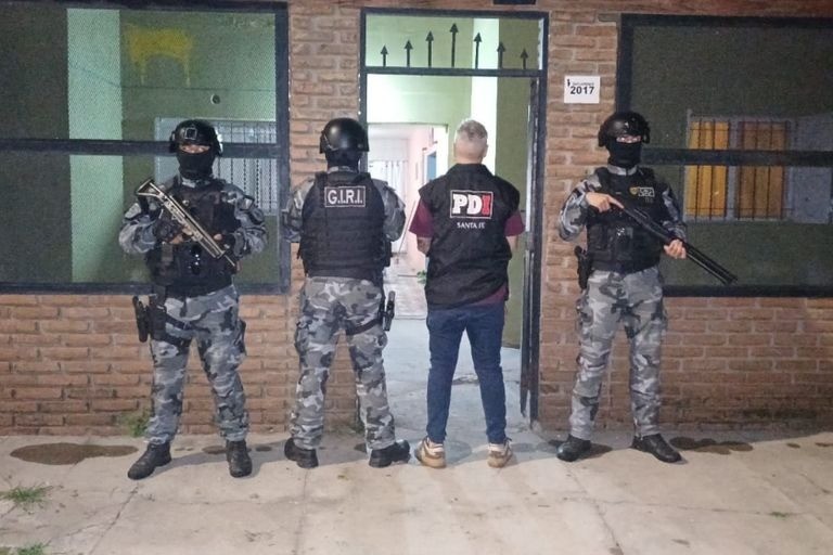 Allanamientos en Villa Gobernador Gálvez: dos jóvenes detenidos con armas de fuego | Rosario y la región