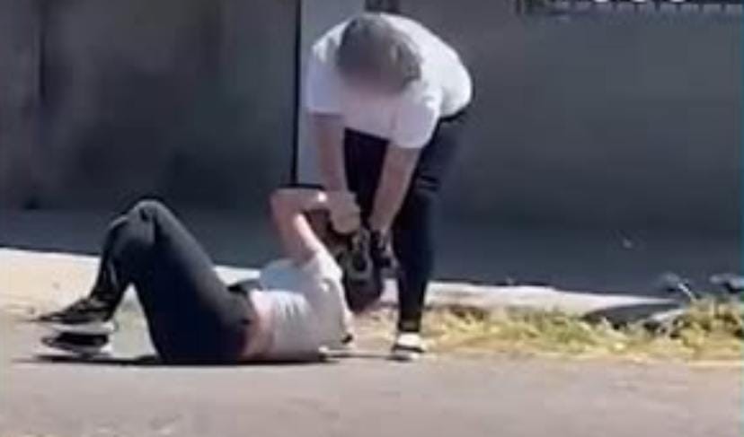 A las piñas a la salida de la escuela: dos adolescentes involucradas | Rosario y la región