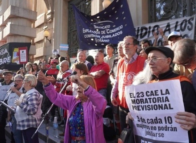 Fuerte reclamo de jubilados de Rosario en la plaza San Martín junto a organizaciones sociales | Rosario y la región