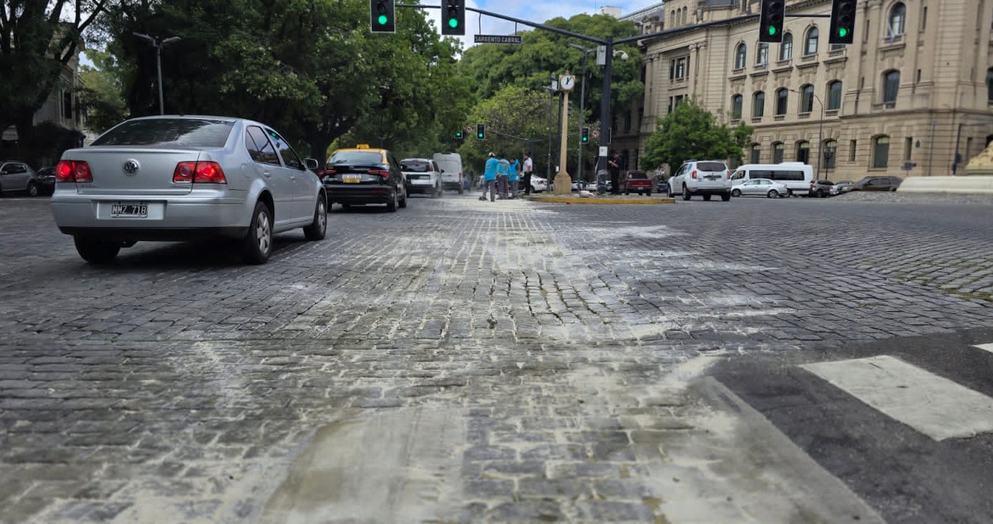 Caos vehicular por derrame de aceite hidráulico | Rosario y la región