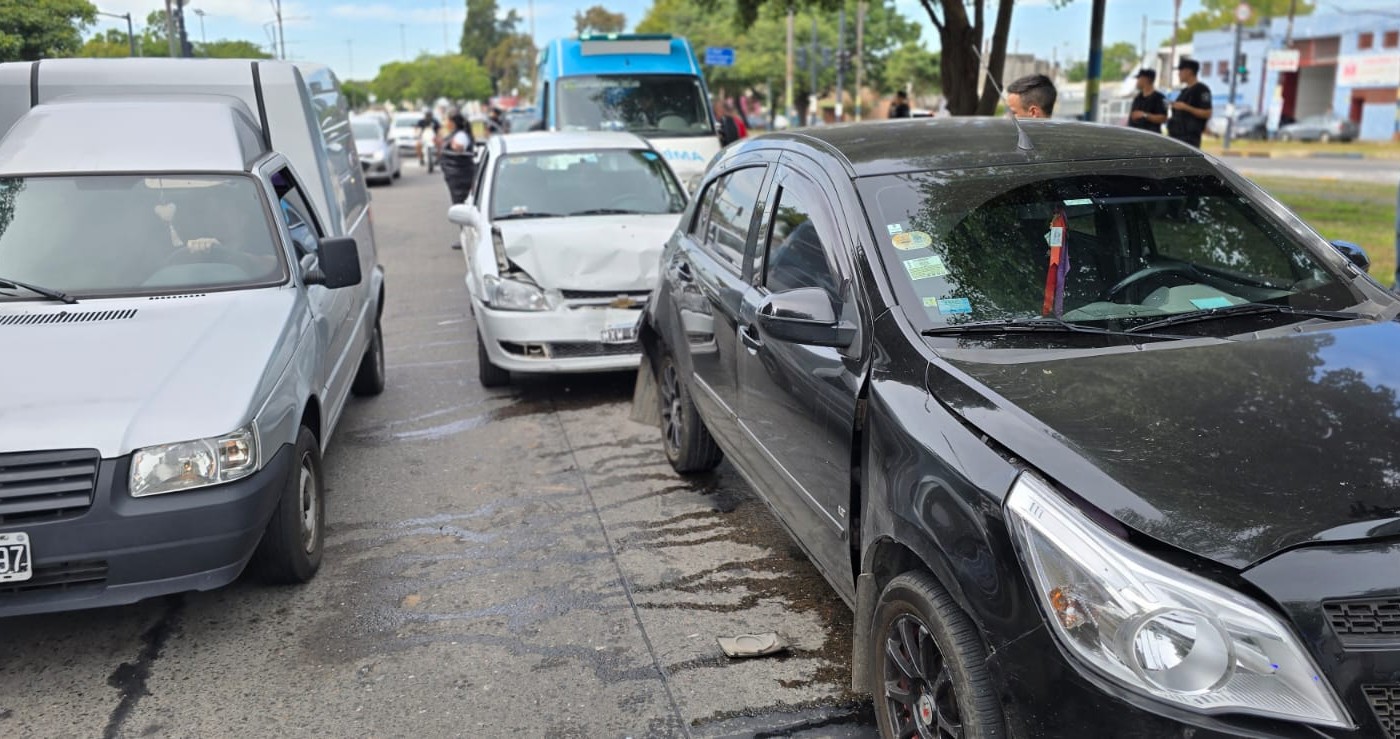 Fuerte choque en cadena: tres vehículos involucrados y un herido | Rosario y la región