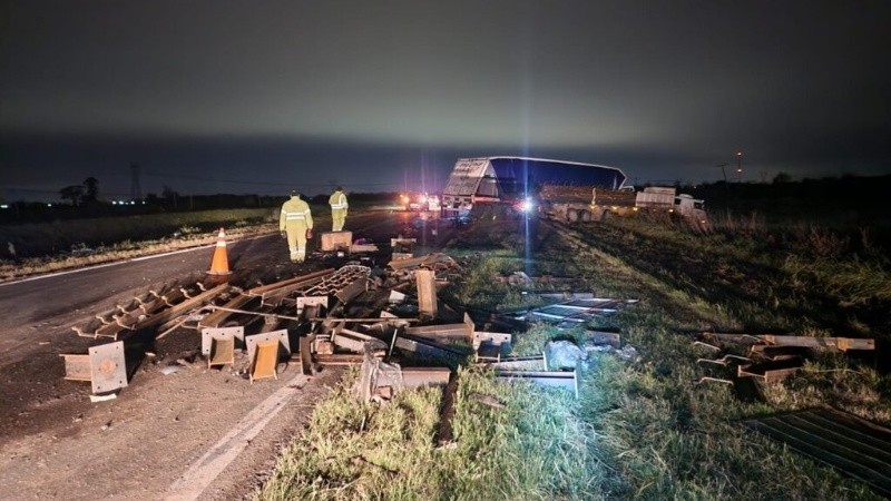 Impactante choque entre camiones: dos heridos y cortes de tránsito | Rosario y la región