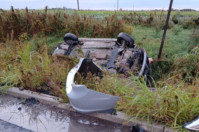 Impactante vuelco: una conductora perdió el control producto de la tormenta | Rosario y la región