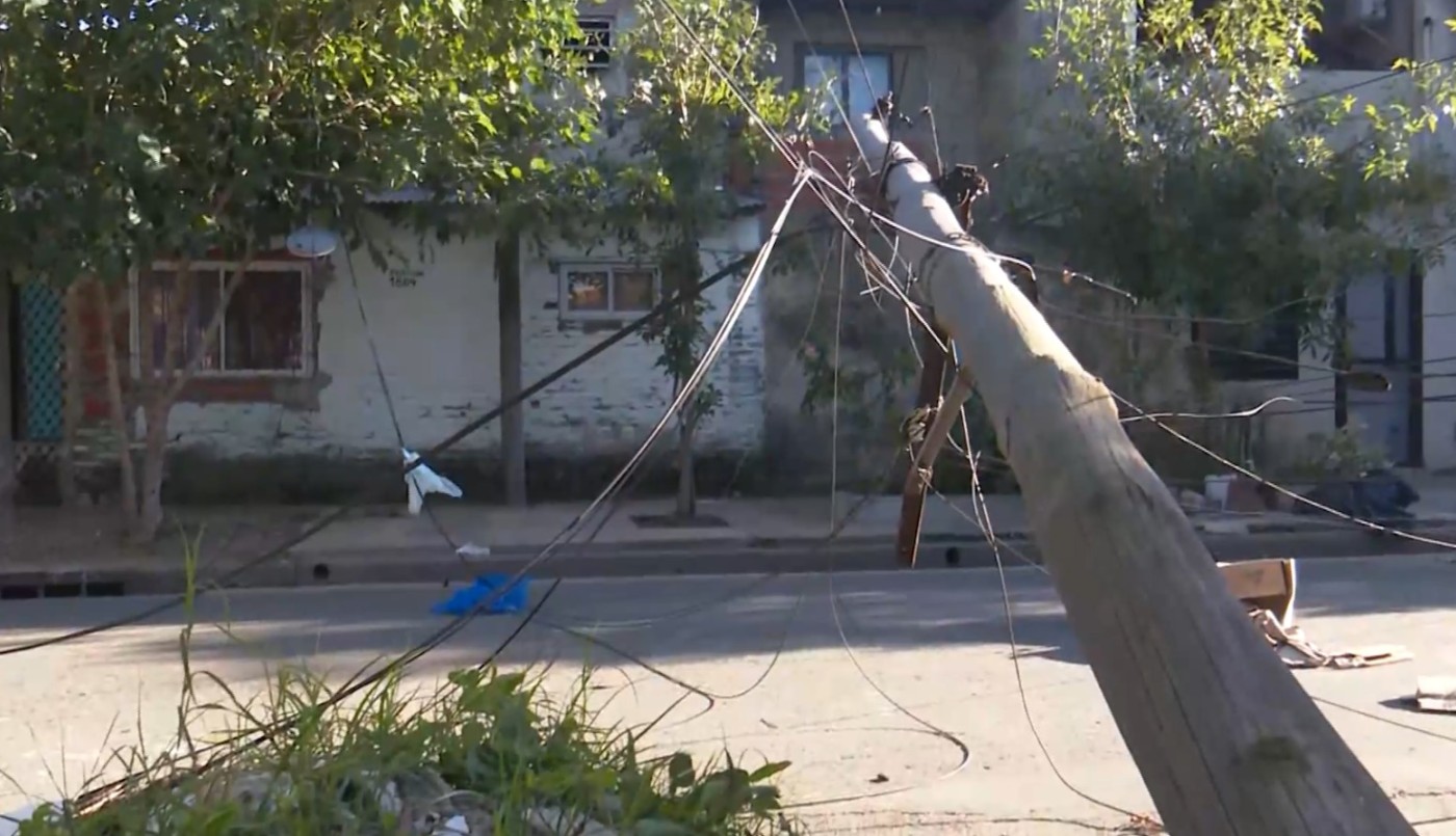 Peligroso obstáculo: cayó un poste de luz y bloquea la calle | Rosario y la región
