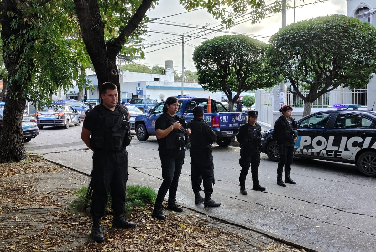 Tensión en la comisaría 15: los internos prendieron fuego un colchón, un detenido sufrió quemaduras y otro está prófugo | Rosario y la región