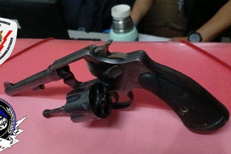 Barrio Belgrano: descubrieron a un joven y dos menores con un revólver | Rosario y la región