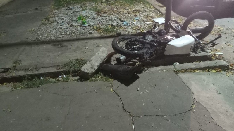 Investigan si un balazo provocó el choque de moto que dejó a un joven grave | Rosario y la región