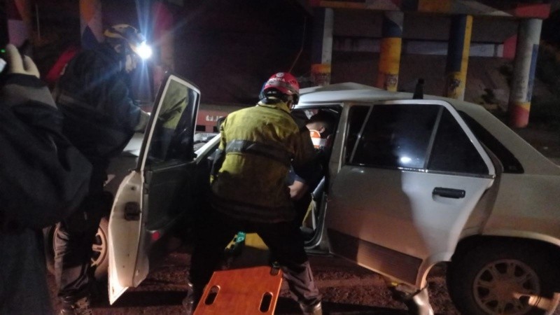 Chocó contra un camión, quedó atrapado y tuvo que ser rescatado por bomberos | Rosario y la región