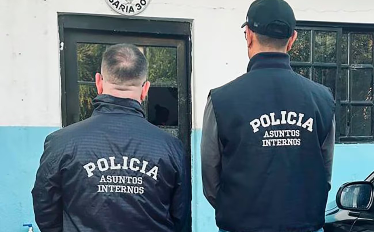 Dos policías extorsionaron a un joven con una denuncia falsa y quedaron detenidos | Rosario y la región
