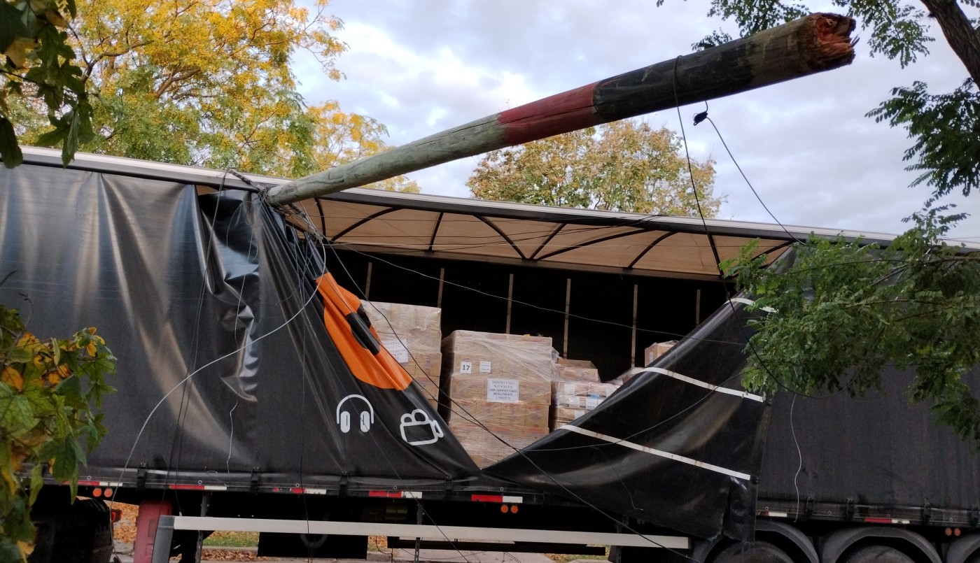 Un camión enganchó varios cables y generó la caída de postes de luz en barrio Saladillo | Rosario y la región