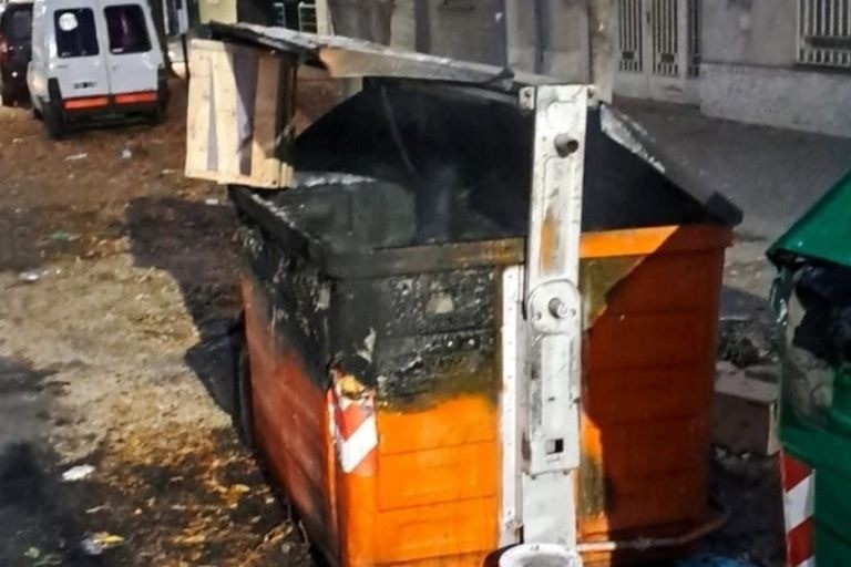 Incendiaron tres contenedores de basura y hay un detenido | Rosario y la región