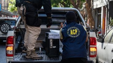 Megaoperativo por desvío de combustible en la Policía: 34 allanamientos y varios aprehendidos | Rosario y la región