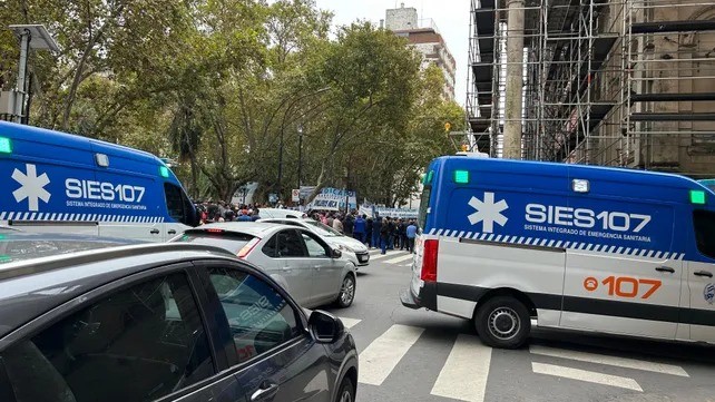 Protesta gremial: Javkin denunció que usaron ambulancias públicas para cortar calles frente al Palacio de Los Leones | Rosario y la región
