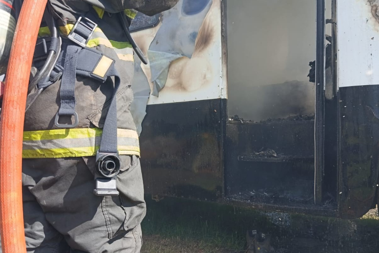 Zona sudoeste: un camión prendió en llamas y terminó con daños materiales | Rosario y la región